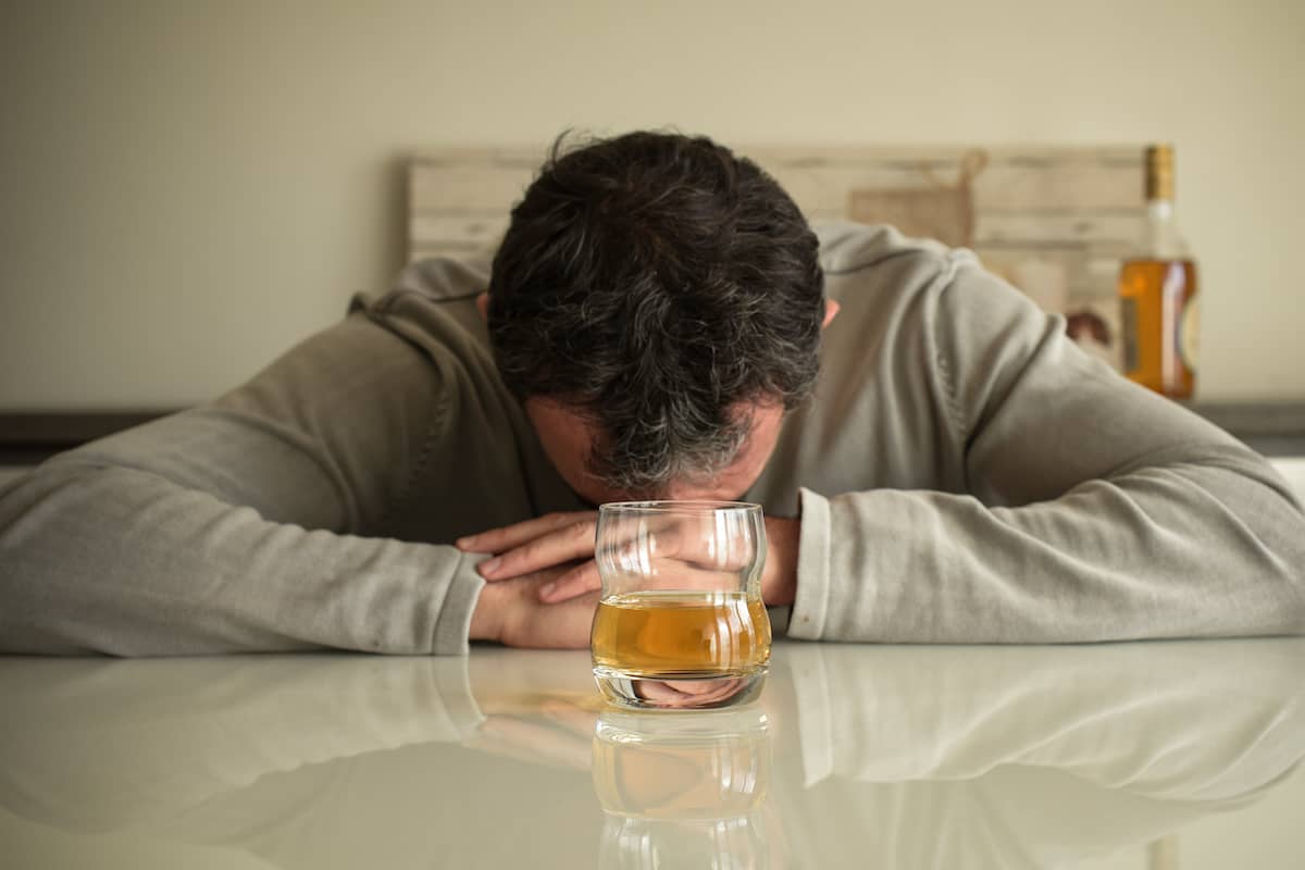 How Alcohol Affects Men’s Skin and Hair Health
